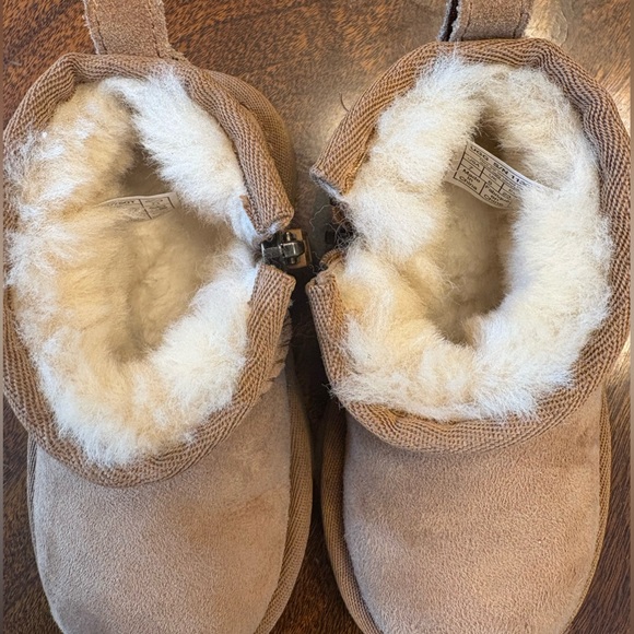 UGG Tan Boots with Cream Fur Lining - Picture 5 of 5
